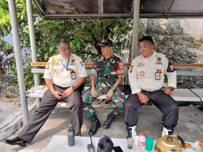 
					Perkuat Konsolidasi Keamanan Wilayah, Babinsa Kebon Jeruk Ajak Seluruh Elemen Jaga Kondusivitas Lingkungan