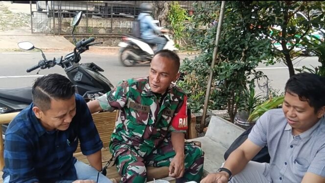 
					Komsos Babinsa Kelapa Dua Perkuat Sinergi TNI dan Warga dalam Menjaga Keamanan Lingkungan