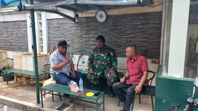 
					Komsos Babinsa Duri Kepa Perkuat Sinergi Warga Jaga Keamanan Lingkungan