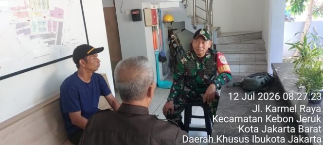 
					Babinsa Kebon Jeruk Perkuat Kamtibmas dan Edukasi Kesehatan Melalui Komunikasi Sosial