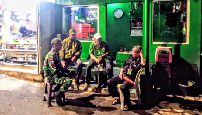 
					Babinsa Koramil 05/Kebon Jeruk Perkuat Sinergi Siskamling, Tingkatkan Kewaspadaan Keamanan Lingkungan