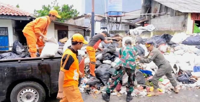 
					Satgas Sampah Kodim 0503/JB Bersama Tiga Pilar Bersihkan Lingkungan Sukabumi Selatan