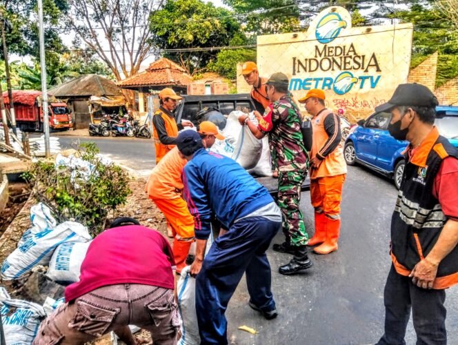 
					Sinergi TNI, Pemerintah, dan Warga Bersihkan Lingkungan Melalui Grebek Lumpur Serentak di Kedoya Selatan