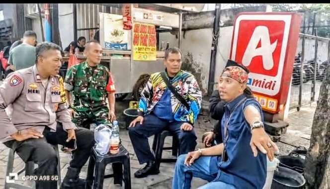 
					Babinsa Kelapa Dua Perkuat Sinergi Tiga Pilar, Ajak Warga Jaga Keamanan dan Kebersihan Lingkungan