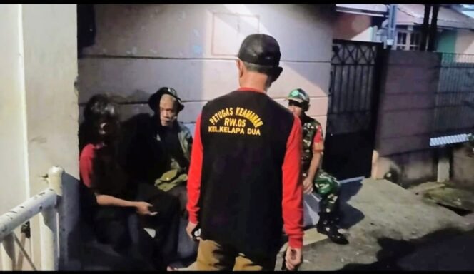 
					Siskamling Diperkuat, Babinsa Koramil 05/Kebon Jeruk Edukasi Warga Jaga Keamanan Lingkungan