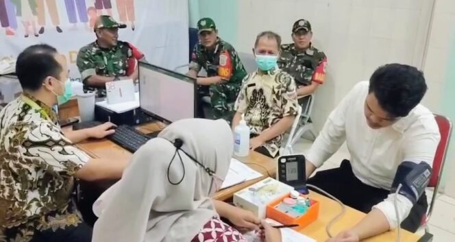 
					Bhakti Sosial Kesehatan Koramil 05/Kebon Jeruk Dorong Kesadaran Warga Jaga Kesehatan