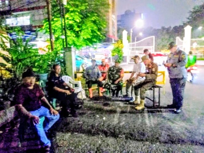 
					Siskamling Rutin Dilaksanakan, Babinsa Kedoya Selatan Ingatkan Warga Tingkatkan Kewaspadaan Malam Hari