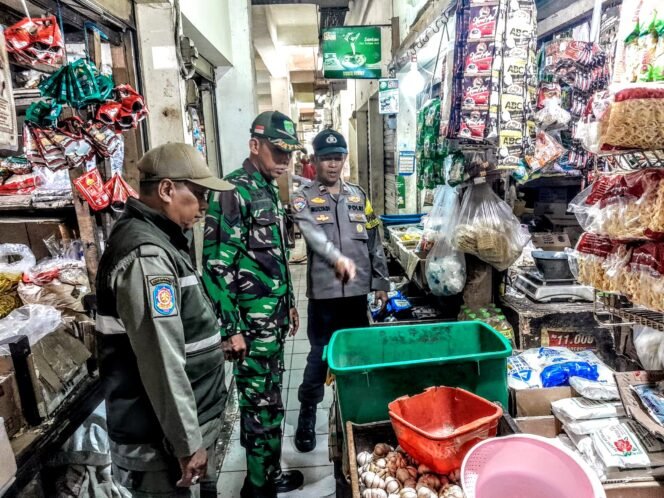 
					Pemantauan Harga Sembako Koramil 05/Kebon Jeruk, Stok Bahan Pokok Terpantau Aman