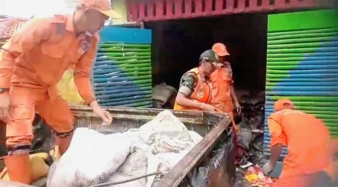 
					Satgas Sampah Koramil 05/Kebon Jeruk Perkuat Penanganan Darurat Sampah Bersama Warga