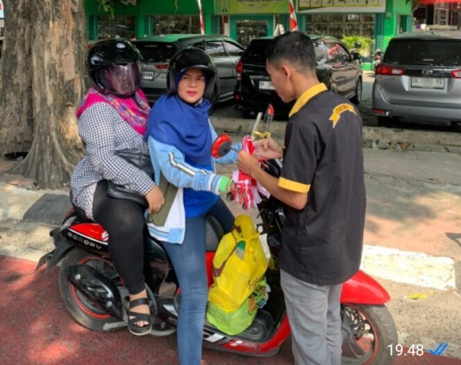 
					Kelompok Motor Insieme Bagi-Bagi Bendera Merah Putih Jelang HUT RI ke-81