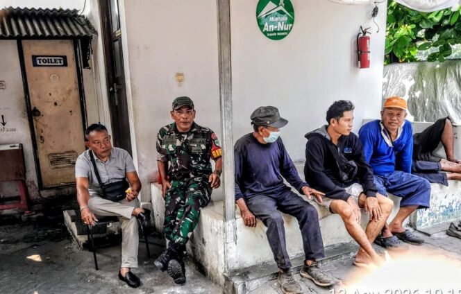 
					Komsos Babinsa Duri Kepa Perkuat Sinergi Keamanan dan Kebersihan Lingkungan