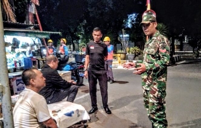 
					Perkuat Siskamling, Babinsa Ingatkan Warga Waspadai Jam Rawan
