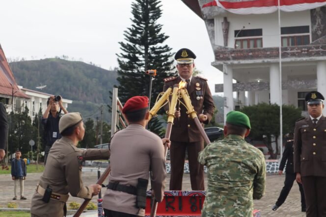 
					Pawai Obor Menyala di Kabupaten Toba, Kapolres Toba: Kobarkan Semangat Kemerdekaan dan Api Perjuangan Tak Boleh Padam