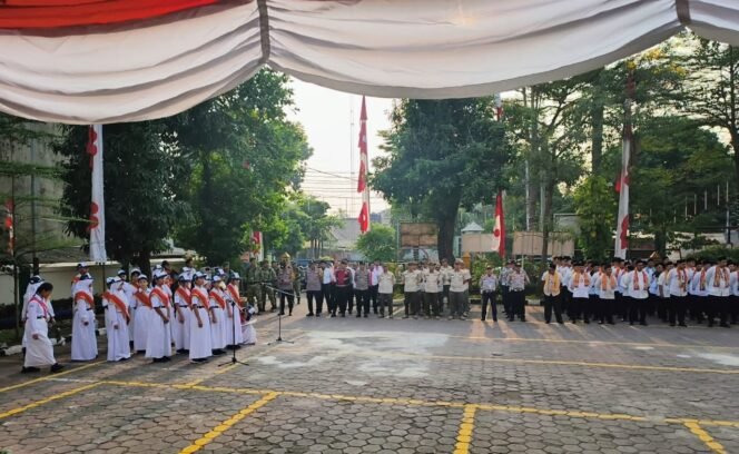 
					Upacara HUT ke-81 RI di Kebon Jeruk Berlangsung Tertib dan Khidmat