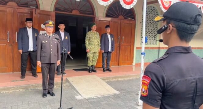 
					Upacara HUT Ke-81 RI di Lapangan Masjid Baitul Huda Berlangsung Khidmat