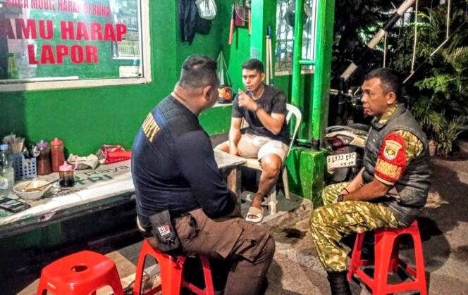 
					Siskamling Diperkuat, Babinsa Koramil 05/KJ Ingatkan Warga Tingkatkan Kewaspadaan Malam Hari