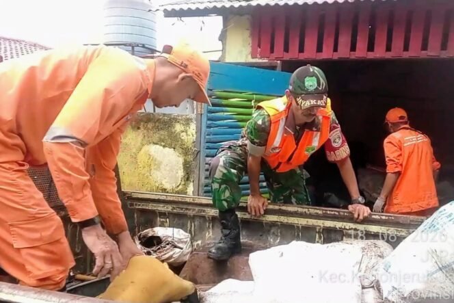 
					Satgas Sampah Koramil 05/Kebon Jeruk Perkuat Penanganan Darurat Sampah di Sukabumi Selatan