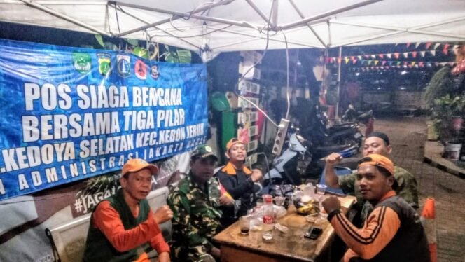 
					Siskamling Tingkatkan Kewaspadaan Warga Guna Jaga Keamanan Lingkungan