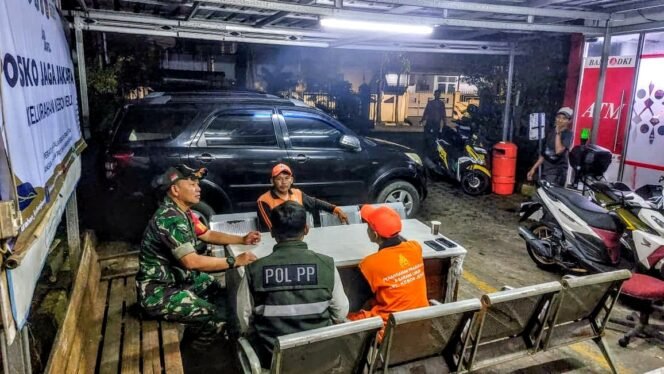 
					Siskamling dan Pam Swakarsa Tingkatkan Kewaspadaan Keamanan Lingkungan Kebon Jeruk