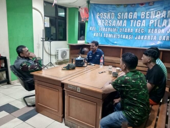 
					Babinsa Perkuat Siskamling, Jaga Keamanan Sukabumi Utara