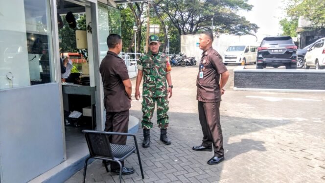 
					Babinsa Perkuat Komsos, Ajak Warga Tingkatkan Keamanan Wilayah