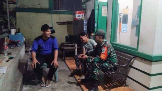 
					Babinsa Perkuat Siskamling, Warga Diminta Waspadai Jam Rawan