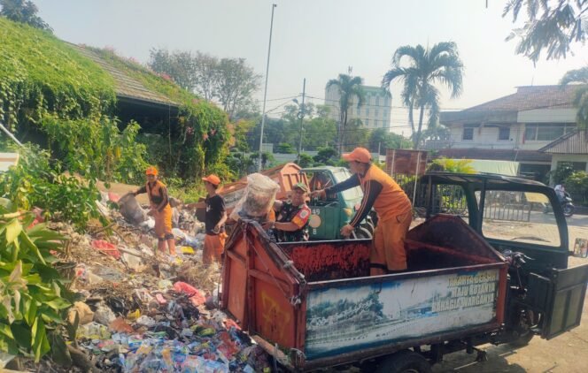 
					Satgas Sampah Bergerak, Tumpukan Sampah di Kebon Jeruk Ditangani
