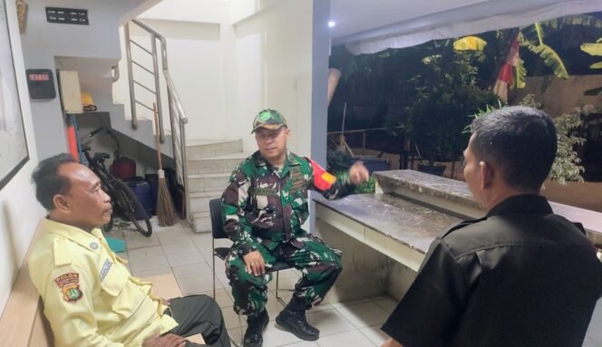 
					Perkuat Siskamling, Babinsa Kebon Jeruk Tekankan Warga Waspadai Gangguan Kamtibmas