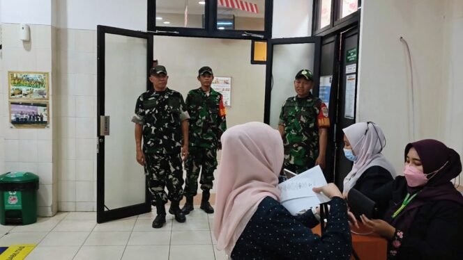 
					Koramil 05/Kebon Jeruk Gandeng Puskesmas, Warga Dapat Layanan Kesehatan Gratis