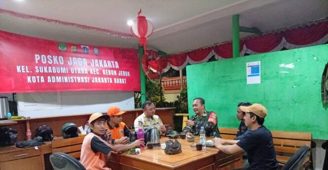 
					Malam Akhir Pekan, Babinsa Perkuat Siskamling Antisipasi Tawuran dan Kejahatan