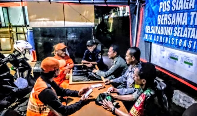
					Siskamling Tiga Pilar Kebon Jeruk Perkuat Kewaspadaan Malam Hari, Warga Diminta Aktif Jaga Keamanan Lingkungan