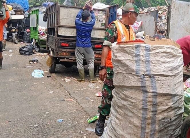
					Satgas Sampah Koramil Kebon Jeruk Tindak Lanjut Penanganan Darurat Sampah di Kelapa Dua