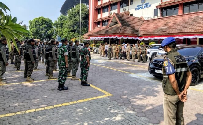 
					Penertiban Trotoar Digelar Tim Gabungan Koramil Kebon Jeruk, Parkir Liar dan Penggunaan Trotoar Ditindak