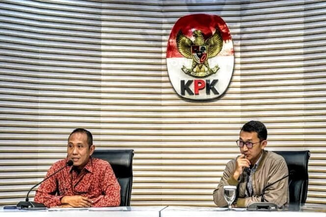 
					KPK Tahan Tiga Tersangka Korupsi Digitalisasi SPBU