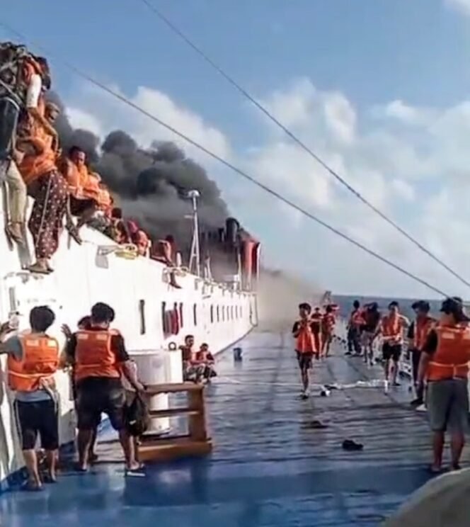 
					Kapal Roro Mutiara Santosa 2 Terbakar, Ratusan Penumpang Dievakuasi