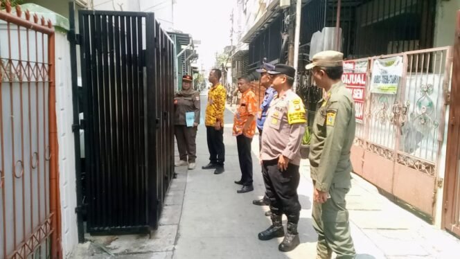 
					Pagar Ganggu Akses Jalan