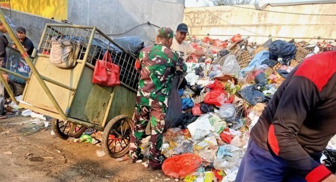 
					Koramil 05/Kebon Jeruk Perkuat Penanganan Darurat Sampah di Duri Kepa