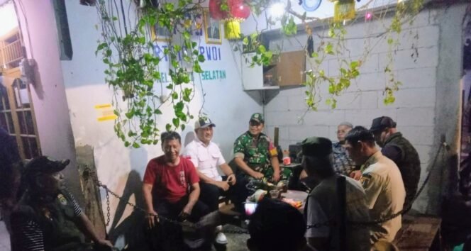 
					Koramil 05 Kebun Jeruk Melalui Babinsa Kedoya Selatan Perkuat Siskamling, Warga Diminta Waspada di Jam Rawan