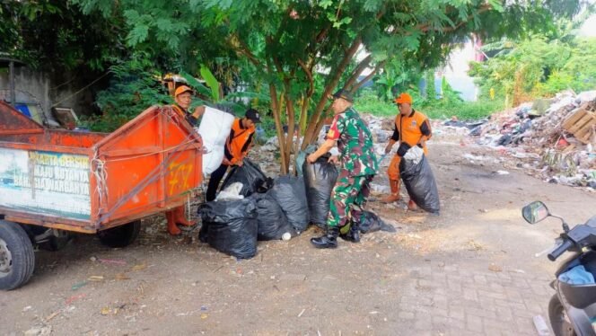 
					Satgas Sampah Koramil 05/Kebon Jeruk Perkuat Penanganan Darurat Sampah
