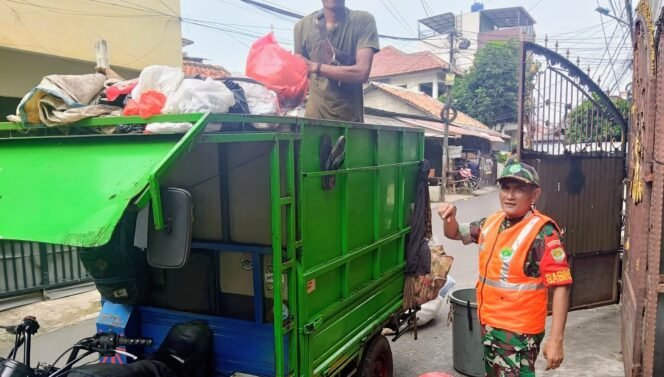 
					Satgas Sampah Koramil 05/Kebun Jeruk Bergerak Cepat