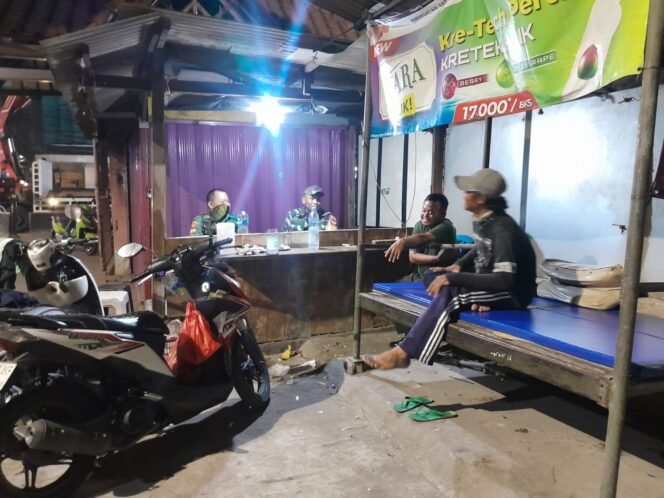 
					Koramil 05/Kebun Jeruk Melalui Babinsa Perkuat Siskamling, Warga Duri Kepa Diminta Waspada
