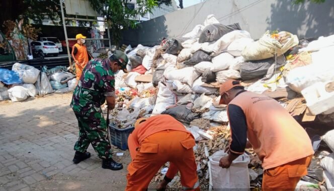 
					Darurat Sampah, Satgas Koramil 05/Kebun Jeruk Bergerak