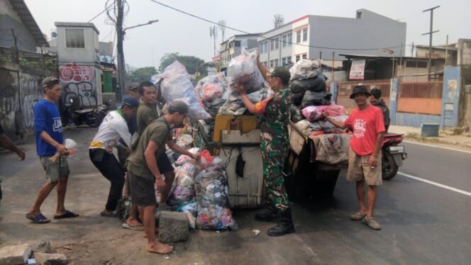 
					Satgas Sampah Koramil 05/KJ Bergerak Tangani Penumpukan Sampah di Kedoya Utara
