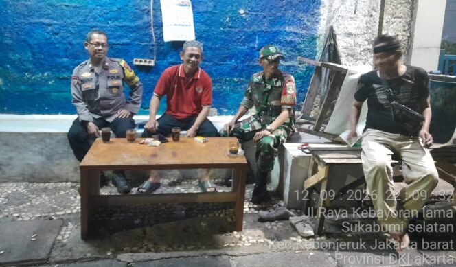
					Koramil 05/KJ Perkuat Siskamling, Babinsa Sukabumi Selatan Ingatkan Warga Waspadai Jam Rawan