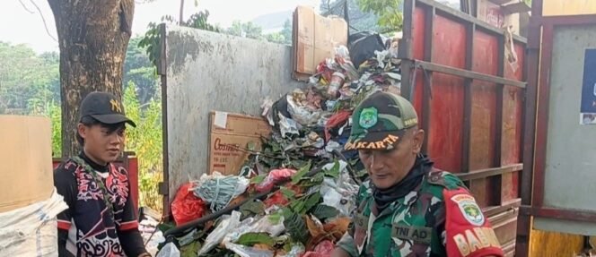 
					Satgas Sampah Koramil 05/Kebun Jeruk Turun Tangan, Kelapa Dua Dibersihkan