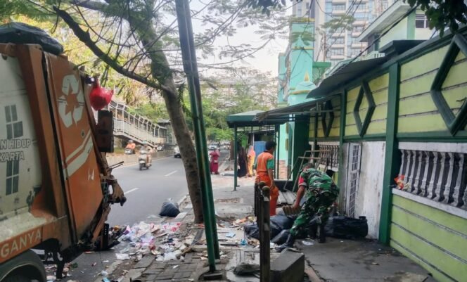 
					Satgas Sampah Koramil 05/Kebun Jeruk Bergerak, Kedoya Utara Dibersihkan