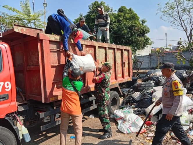 
					Satgas Sampah Koramil 05/KJ Turun, Jalan Panjang Arteri Dibersihkan