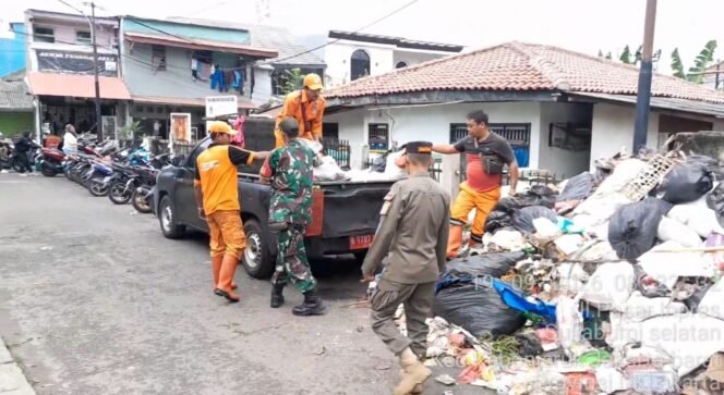 
					Satgas Sampah Koramil 05/Kebun Jeruk Bergerak Tangani Darurat Sampah di Sukabumi Selatan