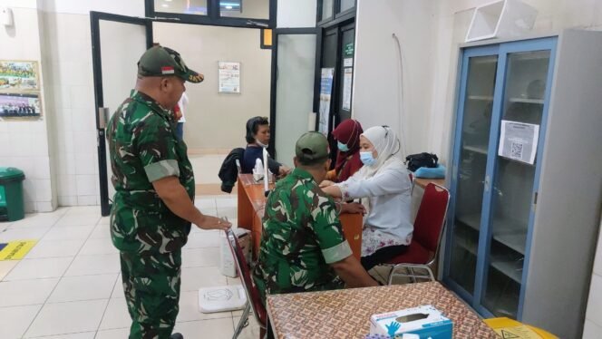
					Koramil 05/Kebun Jeruk Layani Cek Kesehatan Warga
