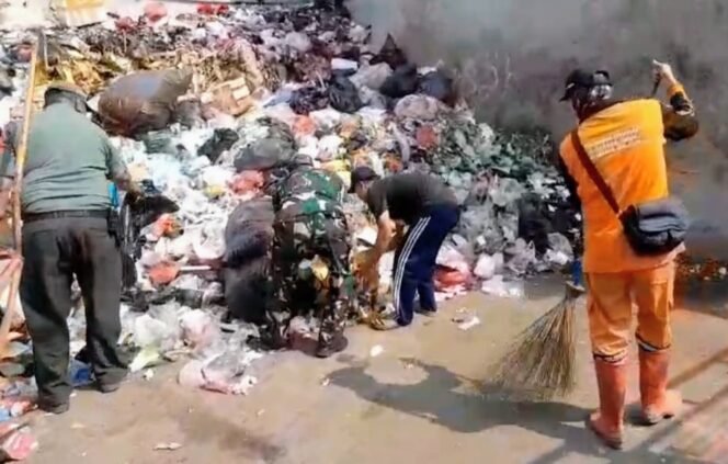 
					Satgas Sampah Koramil 05/KJ Bergerak, Duri Kepa Dibersihkan